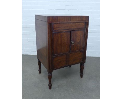 Georgian mahogany washstand with commode, 56 x 91 x 49cm. 
