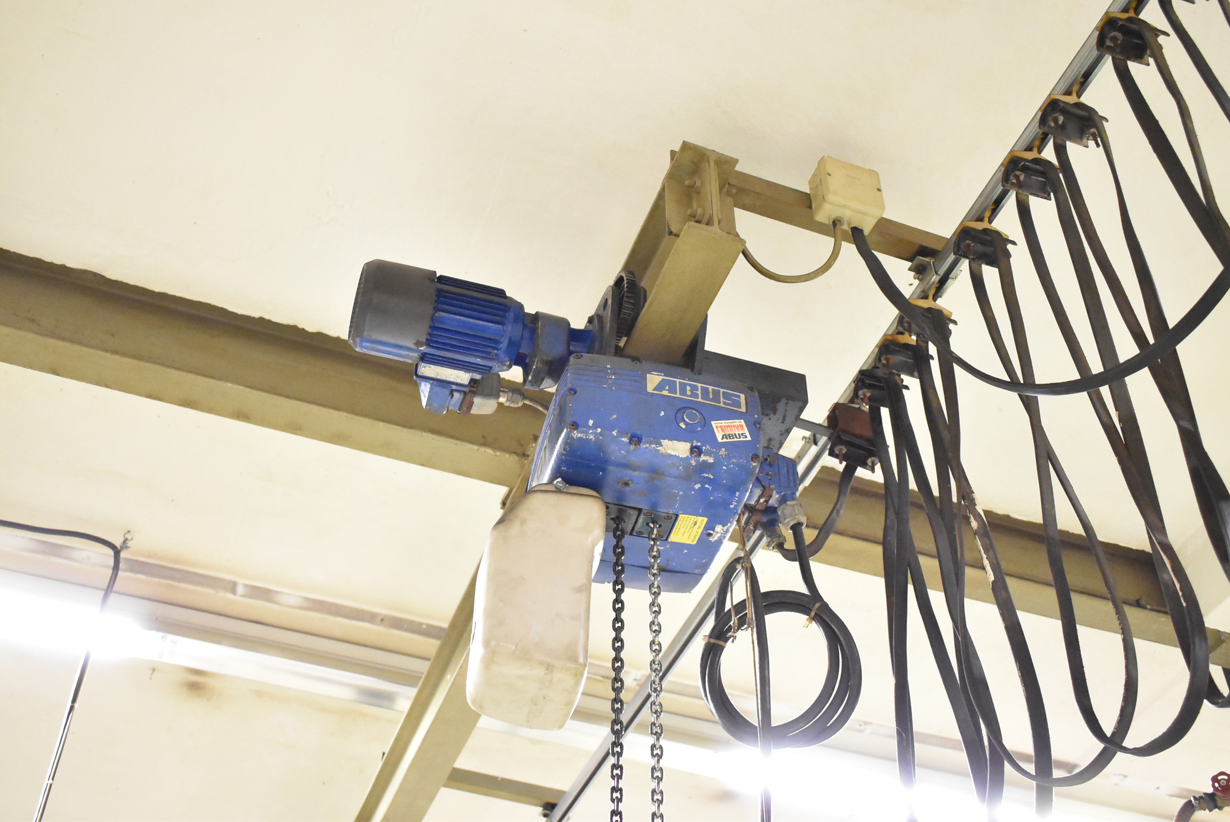 ABUS 500 KG CAPACITY MONORAIL ELECTRIC CHAIN HOIST WITH POWERED TROLLEY