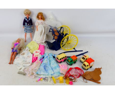 Sindy - Dollykin - Tomy - Others - An unboxed trio of dolls, with some Sindy accessories and clothing, plus some unboxed vint