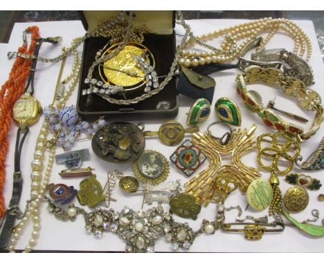 Vintage costume jewellery to include a 1977 22ct gold plated crown on chain, a pair of late 20th century cabochon earrings, r