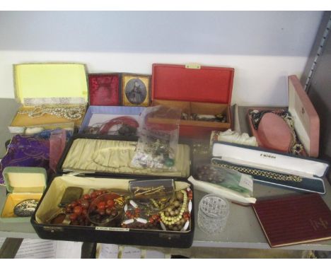 Jewellery and collectables to include a large clay pipe, various necklaces, bracelets, earrings, a daguerreotype and other it