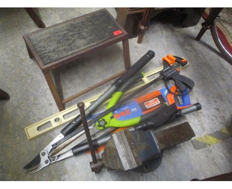 Various garden and hand tools to include a Record 5" bench vice, lopers, saws and other items 