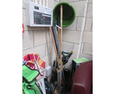 A quantity of garden tools