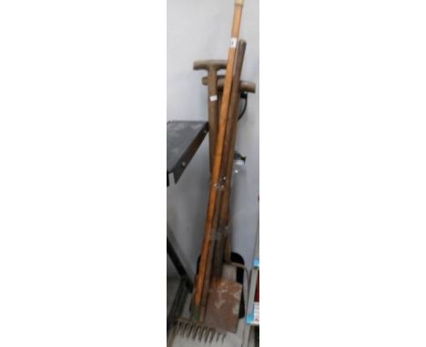 A quantity of garden tools