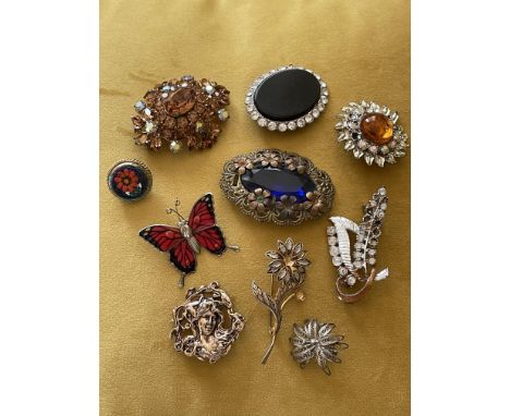 JEWELLERY - 10 X 20TH CENTURY COSTUME BROOCHES
A collection of 10 costumer jewellery brooches, Mostly from the mid 20th centu