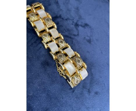 JEWELLERY - COSTUME MID 20TH CENTURY BRACELET WITH JFK AIRPORT
A very stylish, 1970s/80s, chunky costume jewellery cuff brace