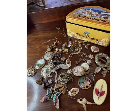 &nbsp;JEWELLERY - COLLECTION OF 20TH CENTURY COSTUME JEWELLERY
A large collection of over 40 pieces of Mid 20th Century Costu