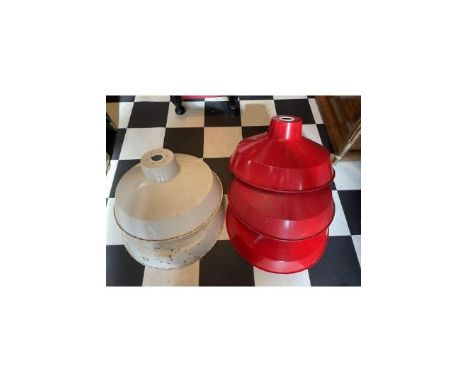 &nbsp;5 X VINTAGE ENAMEL PENDANT LAMPSHADES
A good collection of 5 matching vintage enamel lampshades. We’re informed they ca