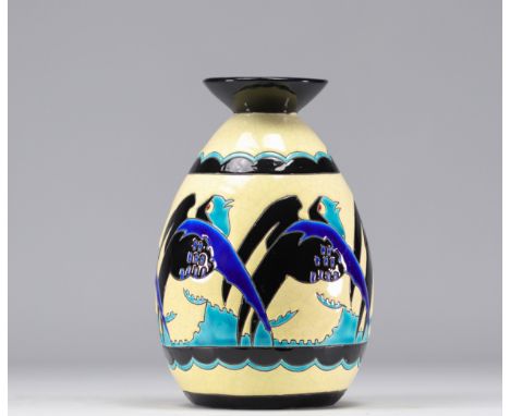 Boch Keramis with swallow design - Weight: 1.50 kg - Shipping available - Region: Belgique - Sizes: h 260 mm d 170 mm - At fi
