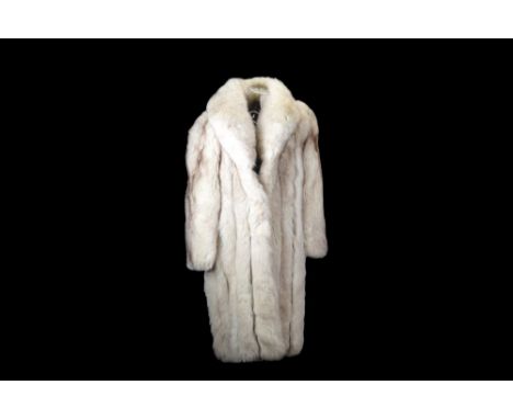 White fox fur coat - Weight: 2.50 kg - Shipping unavailable - Sizes: h 1100 mm l 530 mm - At first glance: good condition