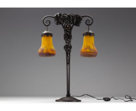 Art Nouveau double lamp in forged metal decorated with a vine and 2 tulips signed "Muller freres Luneville" - Weight: 2.51 kg