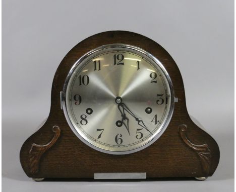 An oak cased Westminster mantel clock chiming quarteryl on a gong.