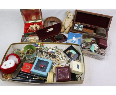 Various collectables to include Danish ceramic trinket pot and cover, vintage costume jewellery, to include silver jewellery.