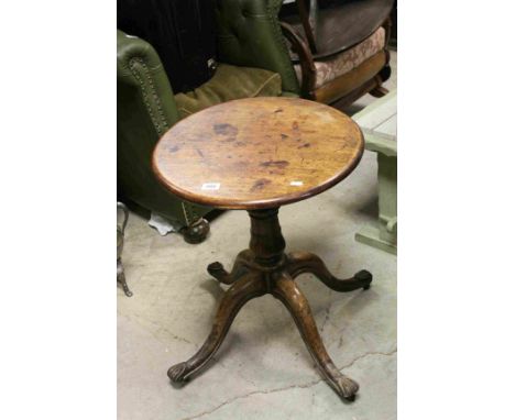 19th century Mahogany Circular Lamp Table raised on a Pedestal Support and Four Splay Legs with Castors