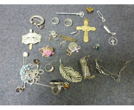 Assorted costume jewellery to include silver filigree brooch in the form of a boat, silver rings, a pair of amber drop earrin