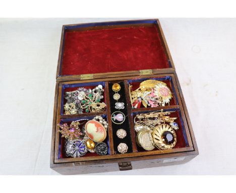 Vintage costume jewellery to include circa 1950s and 1960s, mostly brooches, rhinestones, diamante, marcasite etc, also to in