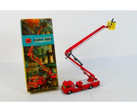Corgi - A boxed Corgi #1127 Simon Snorkel Fire Engine. The model in red with spun hubs, yellow interior, and yellow basket wi