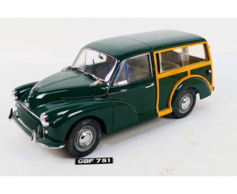 Sun Star - An unboxed 1/12 Sun Star 1956 Morris Traveller die-cast vehicle in dark green livery - Model has cellophane cover.