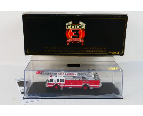 Code 3 Collectibles - A boxed limited edition 1:64 #12962 Club Membership E-One Ladder die-cast model fire engine - Model com