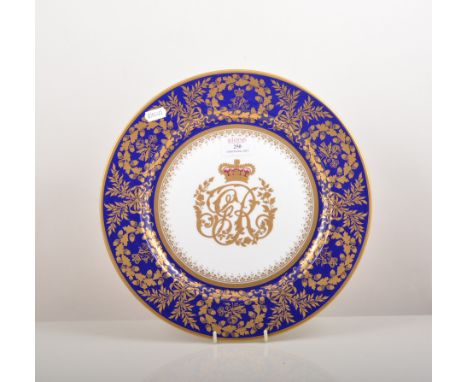 Royal collection, an English fine bone charger, inspired by the Worcester Breakfast Service, commissioned by George III in 18