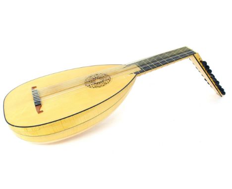 Fine contemporary lute labelled Arnold Dolmetsch Ltd, Hazelmere, Surrey&nbsp;and inscribed No. 849, 1975 RR (possibly Roger R