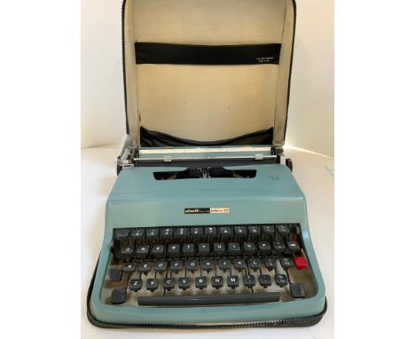 Olivetti Lettera 32 Typewriter in Case 