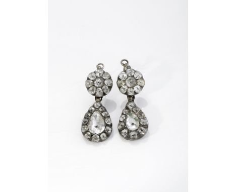 A pair of earrings, silver, set with lined topaz, Portuguese, 19th C., signs of use, oxidation spots, without marks, pursuant