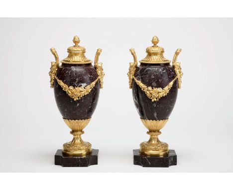 A pair of cassoulettes, Napoleon III (1848-1870), marble, gilt bronze applications, French, small chips, Dim. - 33 x 14,5 x 1