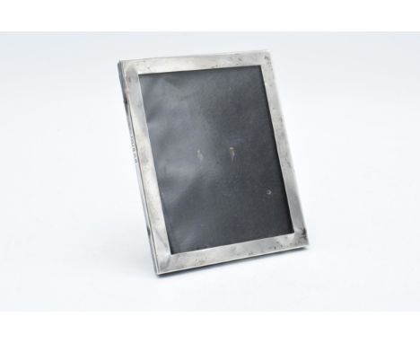 A rectangular silver photo easel-back frame, Birmingham 1923. 13 x 10cm. 