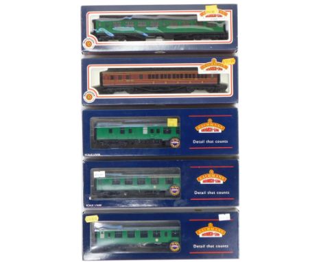 Bachmann Branchline OO gauge coaches, comprising 34-526 63ft Bulleid corridor Second Class coach, BR green livery, 34-226 57f