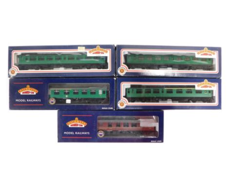 Bachmann Branchline OO gauge coaches, comprising 34-525 63ft Bulleid corridor 2nd, BR green livery, 34-550 63ft Bulleid corri