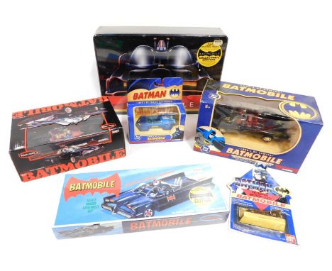 Polar Lights 1966 Batmobile w/Catwoman & Penguin Figures 1:25