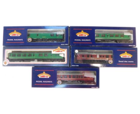 Bachmann Branchline OO coaches, comprising 34-501 63ft Bulleid corridor open brake 2nd,  BR green livery, 39-262 Mk1 restaura