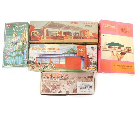 Airfix, Tri-ang, Merit and other model kits, including Tri-ang Real Estate Hollywood bungalow, Merit loading bay, Airfix Famo