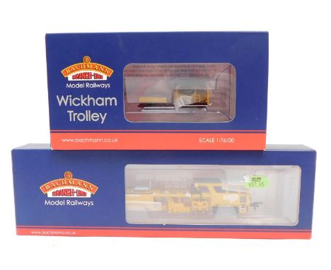 Bachmann Branchline OO gauge 36-165AA Plasser Tamper machine, Plasser and Theurer, (motorised), and a 32-993 Wickham trolley 