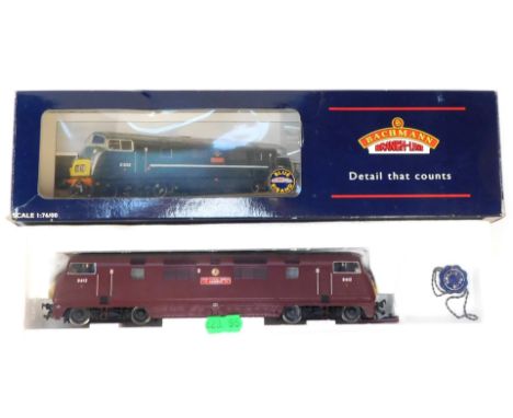 A Bachmann Branchline OO gauge Class 42 Warship diesel locomotive, Fox Hound, D817, BR maroon livery, 32-050, boxed. 