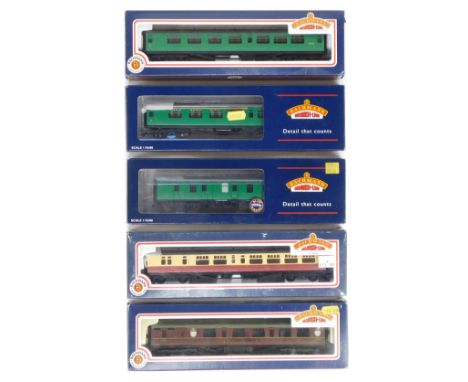 Bachmann Branchline OO gauge coaches, comprising 34-551 63ft Bulleid corridor composite, malachite green livery, 34550B 63ft 