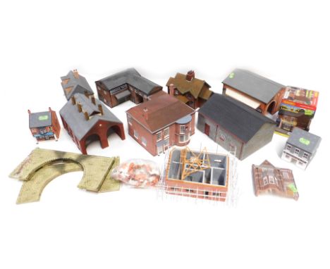 Hornby and Bachmann Scene Craft OO gauge resin buildings, including Hornby Skaledale Wash and Dry Launderette, Hornby Skaleda