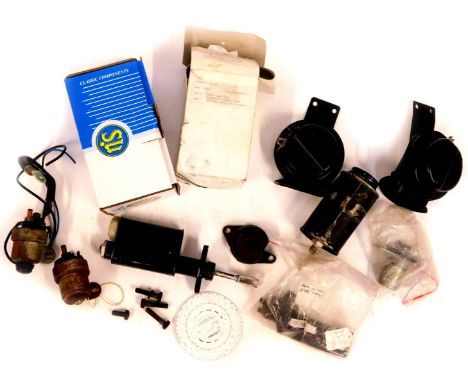 A group of automobile parts and accessories, comprising starter motors, distributors, horns etc. (1 tray) 