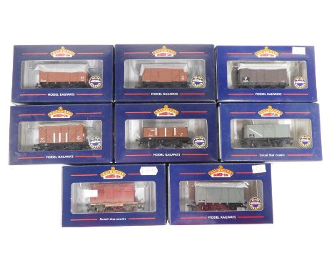 Bachmann Branchline OO gauge rolling stock, including 37-726B 12 tonne ventilated van, BR Bauxite, 37-900 12 tonne planked en
