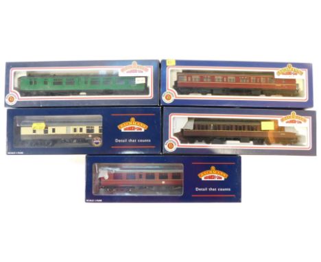 Bachmann Branchline coaches, comprising 34-500 63ft Bulleid corridor open brake 2nd, BR green livery, 34-175 Collett 60ft 2nd