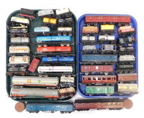 Hornby, Mainline and other OO gauge rolling stock, including United Dairies tankers, Esso tanker, BP tanker, Texaco tanker, m