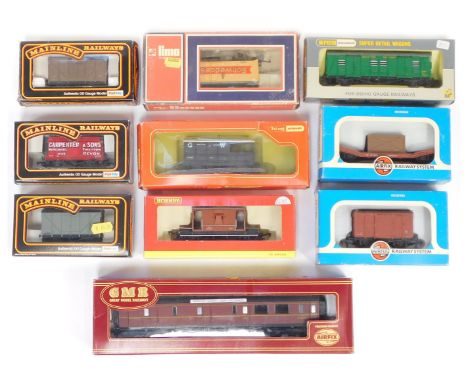 Lima, Mainline, Airfix and Tri-ang Hornby rolling stock, including Airfix 54210-2 Centenary brake Third coach, BR maroon live