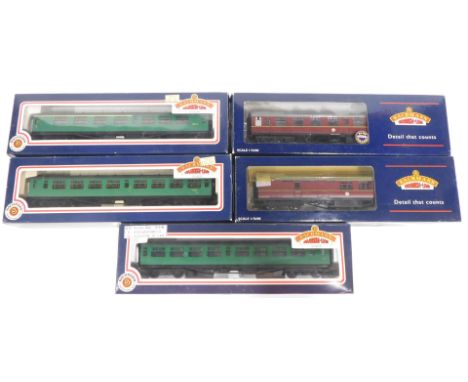 Bachmann Branchline OO gauge coaches, comprising 34-575 63ft Bulleid open 2nd, BR malachite green livery, 39-026B BR Mk1 corr