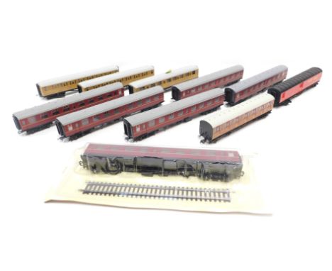 Hornby and other OO gauge coaches, including LNER First and Third Class coaches, Hornby Night Mail TPO, etc. (1 tray) 