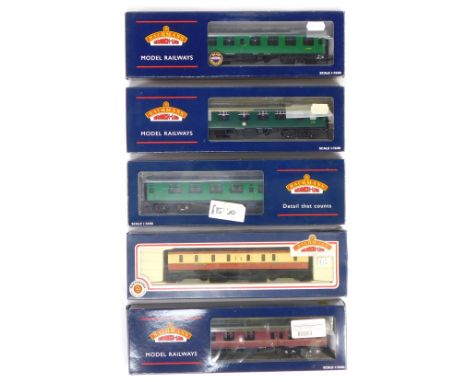 Bachmann Branchline OO gauge coaches, comprising 39-028C BR MkI corridor SK coach, SR green livery, 39-228B BR MkI brake corr
