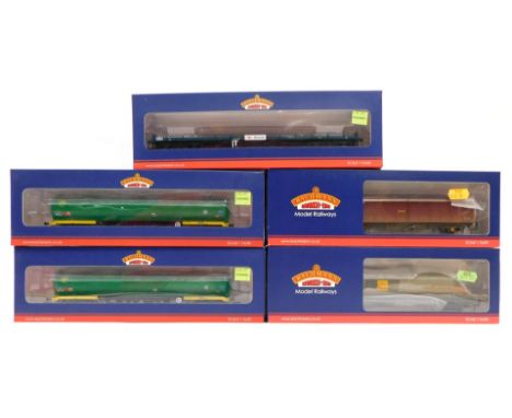 Bachmann Branchline OO gauge rolling stock, comprising 38-111B 100 tonne TEA Bogie tank wagon, BR green livery, 37-603A VGA s