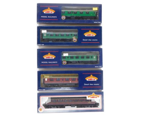 Bachmann Branchline OO gauge coaches, comprising 39-153A BR Mk 1 corridor First FK, SR green livery, 39-028A BR Mk1 corridor 