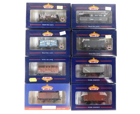 Bachmann Branchline OO gauge rolling stock, including 33-300C 20 tonne towed brake van GWR departmental grey, 37-725A 12 tonn