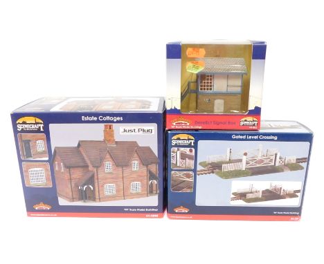 Bachmann Branchline OO gauge Scenecraft buildings and scenics, comprising 44-189 Gated Level Crossing, 44-082 Derelict Signal